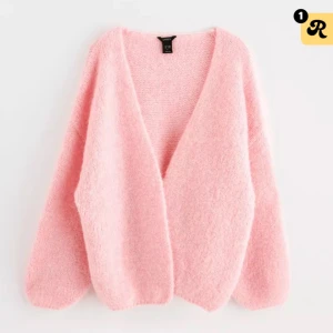 Lindex rosa kofta - Trendig kofta från Lindex som varit slutsåld väldigt länge, bra skick och st s Nypris:400kr