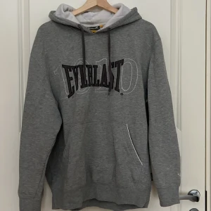 Hoodie från Everlast - En mysigt grå hoodie från Everlast💗💗