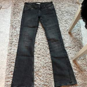 Svarta low waist bootcut jeans från Gina young i storlek 158. Ny pris 399kr, mitt pris 149kr men kan diskuteras.❤️