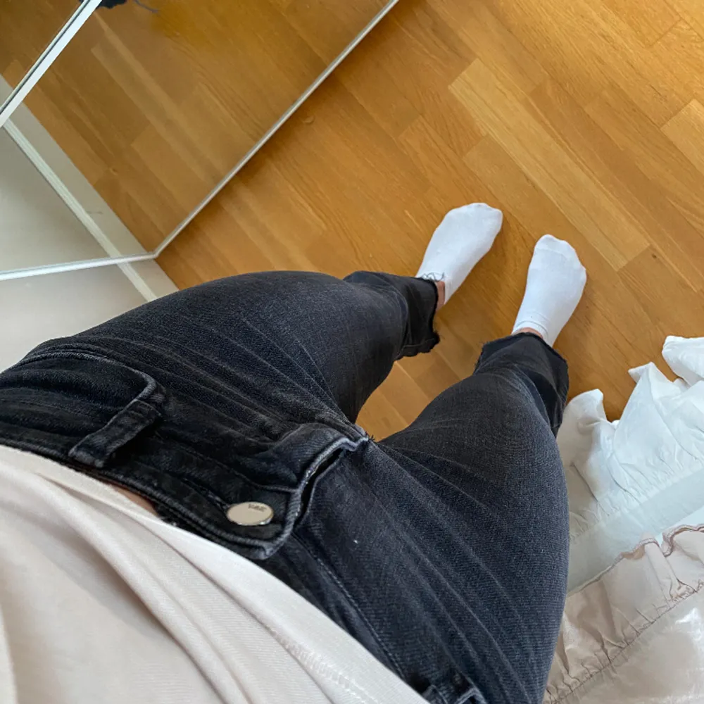 Snygga svarta jeans från zara i en flare modell. . Jeans & Byxor.