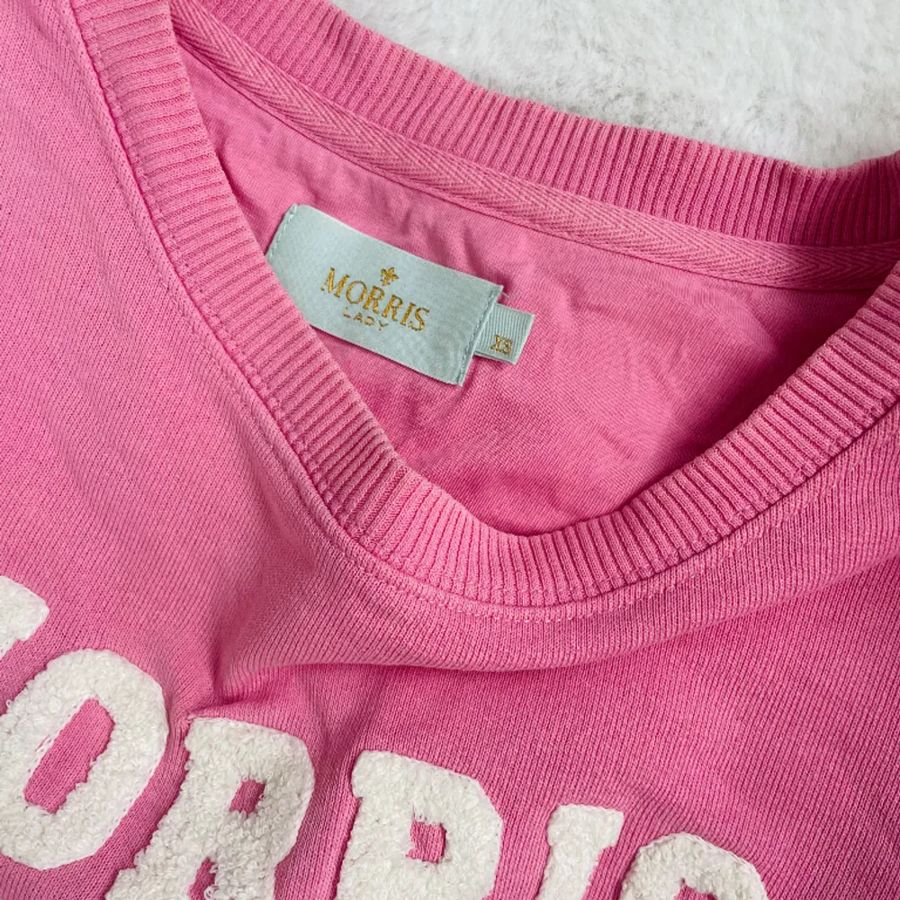 Säljer en rosa Morris lady långärmad tröja med vit struktur text på bröstet. Använd men i fint skick. Fin färg till vår och sommar💘. Tröjor & Koftor.
