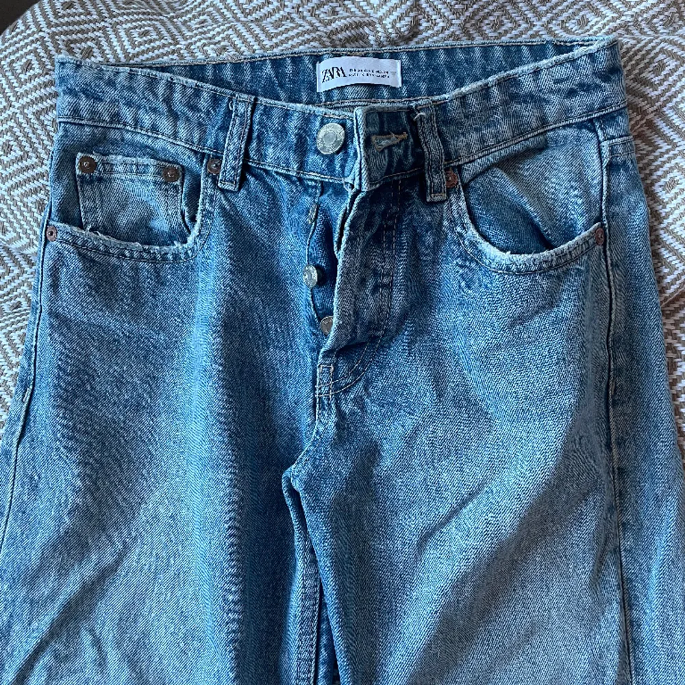 Populära mid waist jeans från zara. Jeans & Byxor.