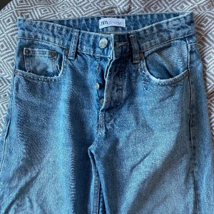 Zara jeans - Populära mid waist jeans från zara