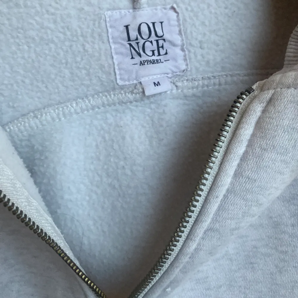 Säljer min fina hoodie från Lounge eftersom att den inte kommer till användning längre. Jättefint skick och inte jättemycket använd. 🫶🏻  Storlek M men passar mig bra som vanligtvis har S i storlek på hoodies. . Hoodies.