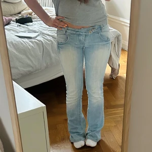 Lågmidjade jeans  - Ur-snygga lågmidajde jeans med så snyggt spänne❤️‍🔥Köpta vintage i Paris dyrt! De är heeeelt perfekta och så sköna.  Dragkedjan har fastnat men syns INTE ALLS! Och går även att laga.  Midja: 37 cm  Innerbensmått: 80cm 