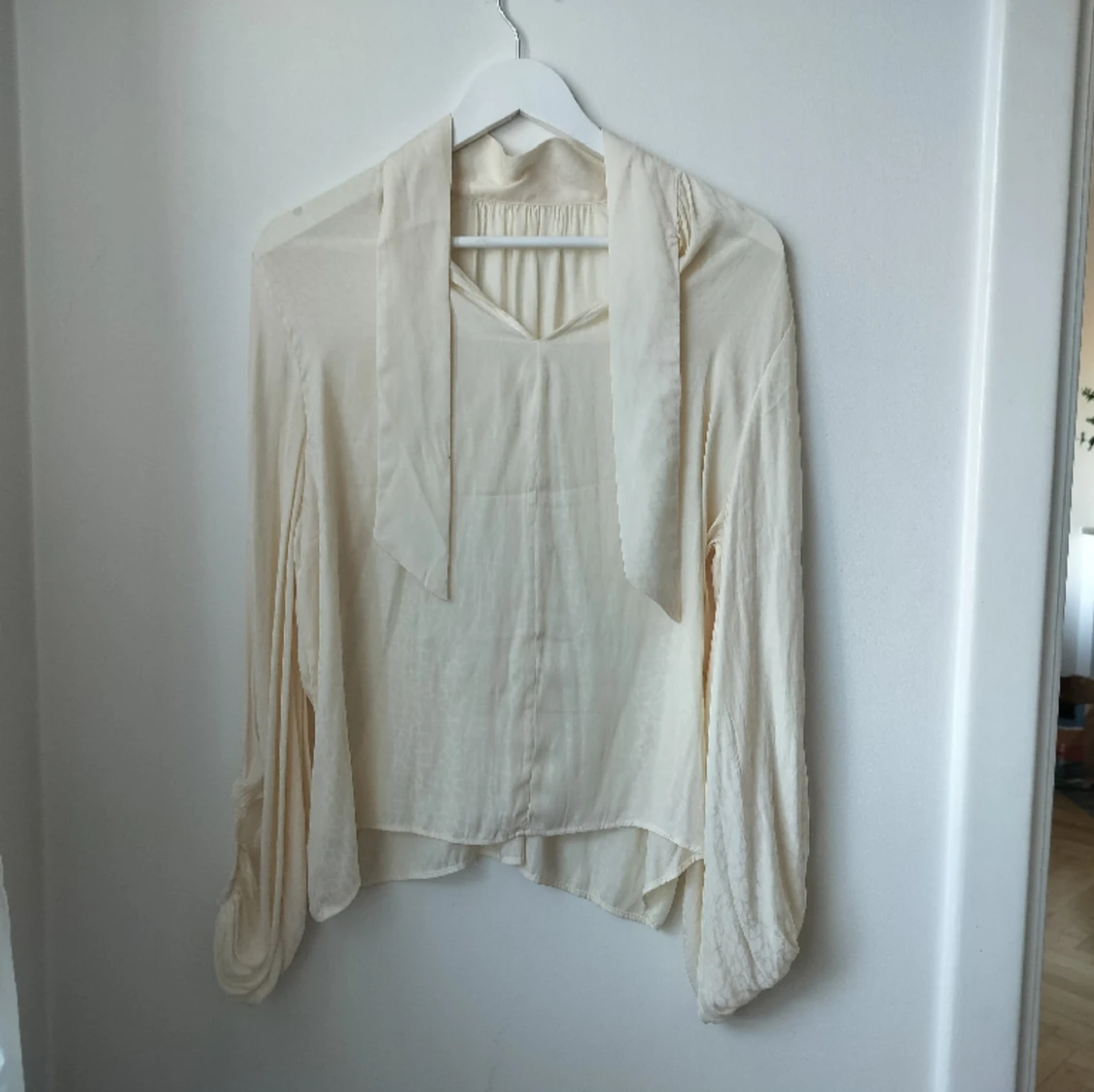 Cremevit underbar blus med hög krage och knyt - 90