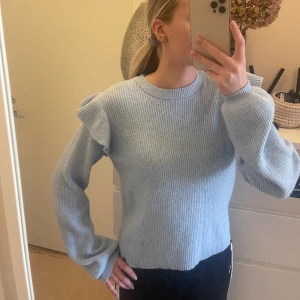 Stickad tröja - Säljer denna super söta stickade tröjan från Vila då den inte har kommit till användning. Endast använd 1 gång så den är som ny🩵