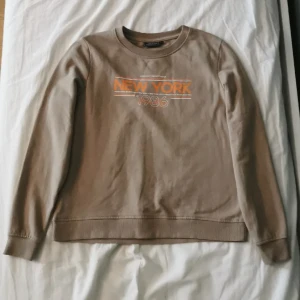 Tröja med tryck!  - Snygg brun crewneck med tryck, som nyskick då den nästan aldrig varit använd. Storlek m men sitter även snyggt och oversized på mig med xs. Skriv för mer info💞