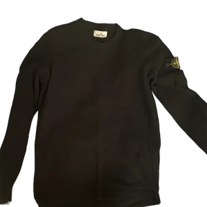 Stone island tröja - Tunnstickat tröja från stone island.✔️ Storlek S✔️ mitt pris:799✔️ Köparen står för frakt✔️ 