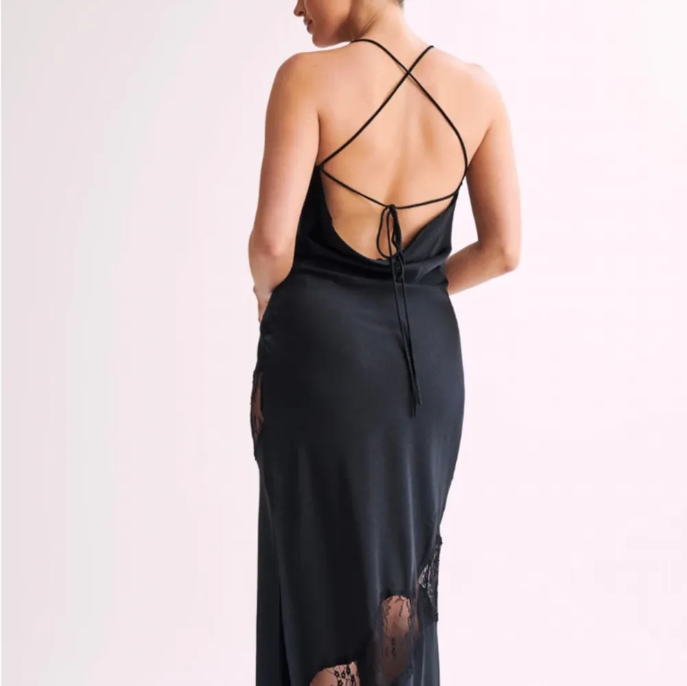 En jättefin svart balklänning som köptes för över 1000kr plus tull och frakt💕 Är helt oanvänd med lappen kvar. . Klänningar.