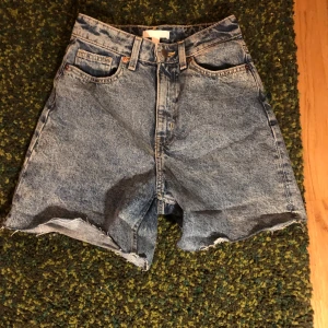 Jords - Ett par jätte fina lite längre shorts från h&m✨kontakta gärna innan köp:)