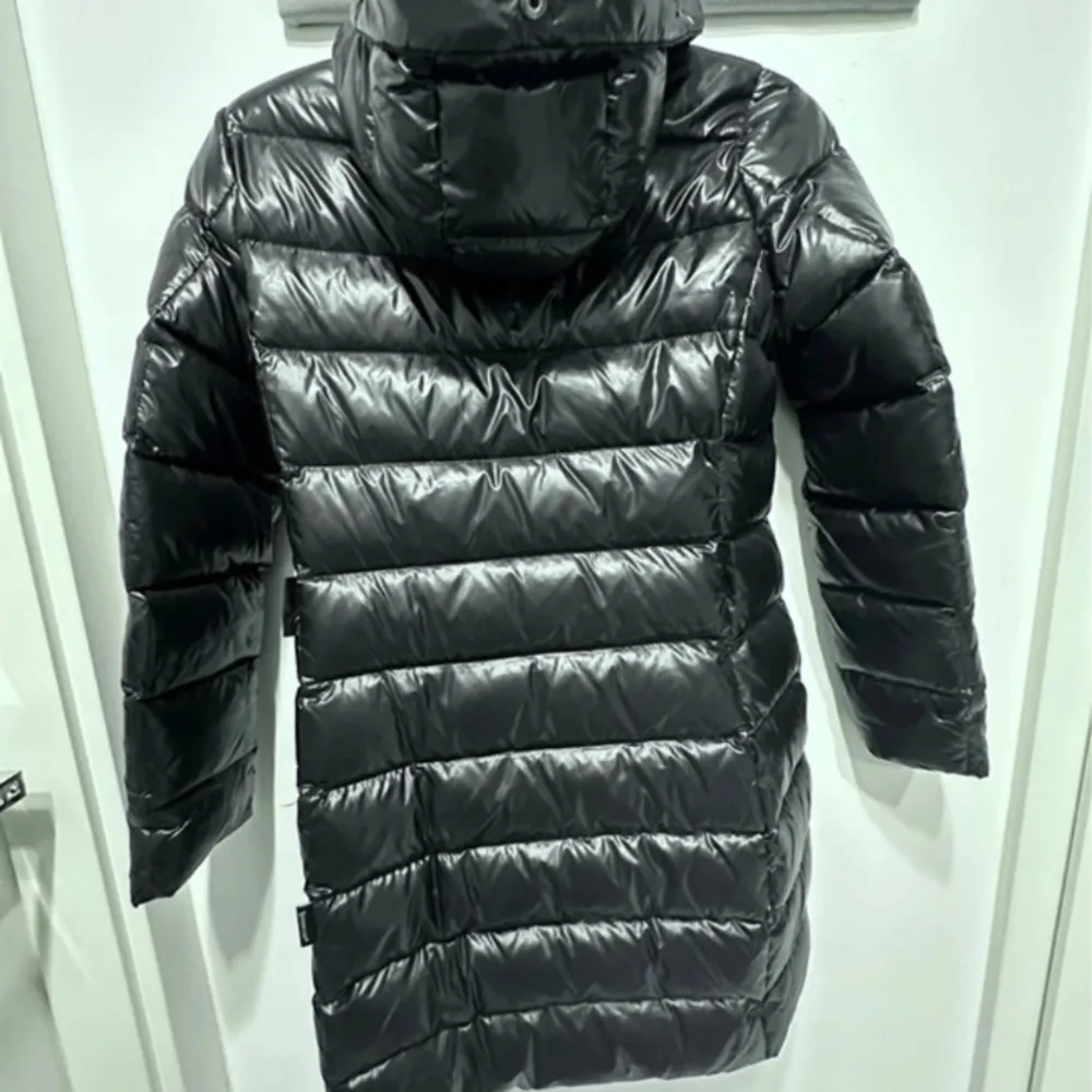 Moncler jacka i lång modell, storlek xs men skulle säga att den passar S också. Skriv om fler bilder vid intresse! . Jackor.