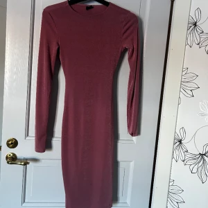 Rosa klänning  - Storlek xs, använd fåtal gånger 