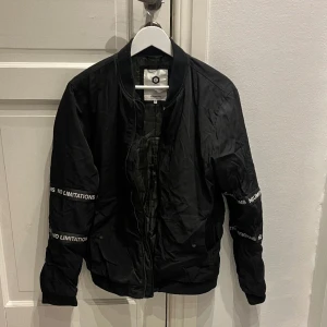 Jacka  - Köpare står för frakt 