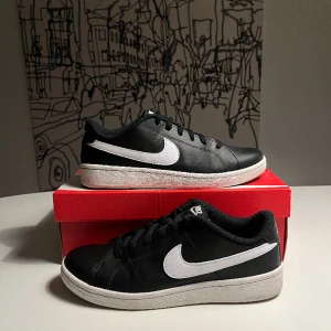 Nike sneakers - Hej! Säljer nu dessa stilrena, trendiga och bekväma Nike-sneakers pga växt ur. Använda ett fåtal gånger och skorna är i ”nyskick”. Skickas i org kartong. Pris kan diskuteras. Perfekta skorna inför sommaren. Finns i dm vid fortsatta funderingar😊