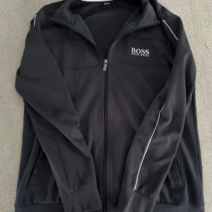 Boss zip  - Säljer min Boss zip då den inte används och är fortfarande inett fint skick 