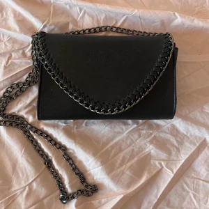 Tiamo väska  - Säljer denna tiamo väska för att den inte kommer till användning, tryck på ”köp nu” för att köpa den😊😊