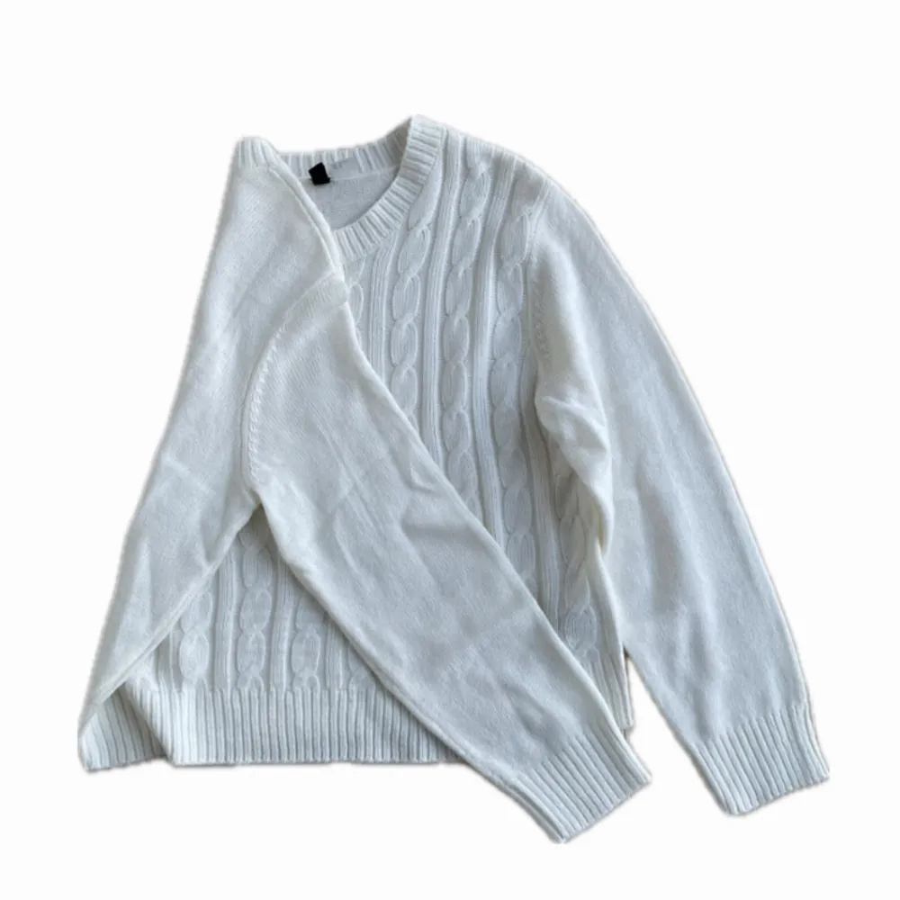 Vit  mönstrad, långärmad tröja ifrån H&M i storlek M. Använd en gång av mig så i nyskick⭐️ Stylade den med en rutig kjol👌. Tröjor & Koftor.