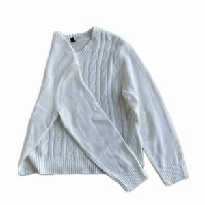 Vit  mönstrad, långärmad tröja ifrån H&M i storlek M. Använd en gång av mig så i nyskick⭐️ Stylade den med en rutig kjol👌