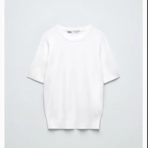 Stickad t shirt  - Fint skick använd få gånger slutsåld