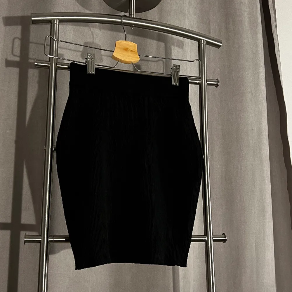 En svart ribbad kort kjol från Madlady. Har knappast använts. I storlek S.. Kjolar.