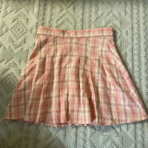 Kjol från Shein - Gullig kjol från SHEIN . Bra skick använd fåtal gånger 