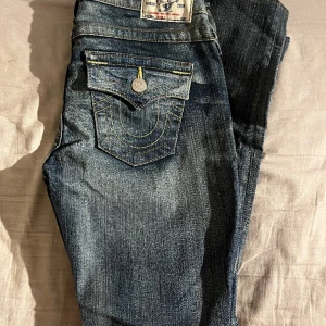 True religion jeans - Superfina low waist true religion jeans i bra skick!! Jag är 156cm och de är lite långa så passar säkert bra för någon som är lite längre. Jag säljer dom pga att de är lite stora i midjan💗 