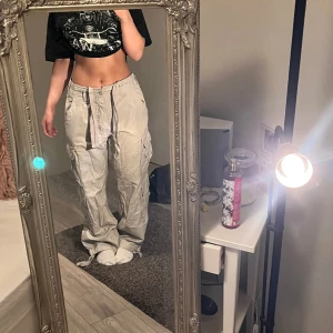 brandit cargo - Vintage cargo pants ,heavy material , inget fel på dem. Cream colour. UNISEX (köpt på män) Märke: Brandit (armystar)  Size: M Pris: 700 kr