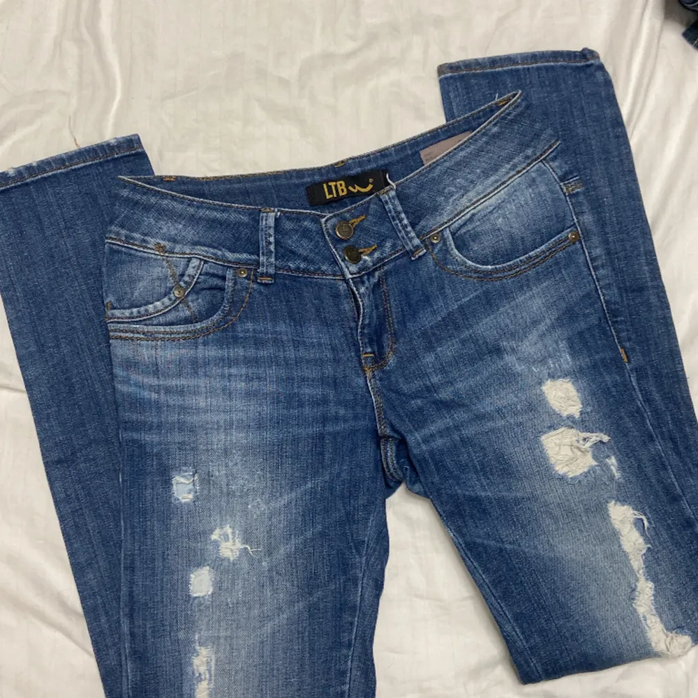 säljer dess ltb jeans med hål och två knappar på framsidan💖är gammalt modell som inte säljs längre💞. Jeans & Byxor.