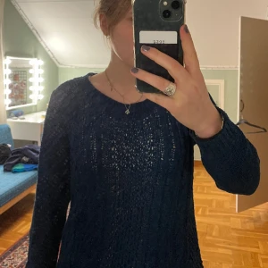 Stickad tröja - Blå stickad eller virkad tröja, sval och perfekt till sommaren, välldigt snygg med ett vitt linne under, köpt second hand men jag har nästan aldrig använt den