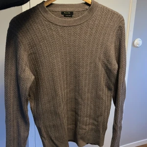 Massimo dutti tröja - Ganska ny Massimo dutti tröja i brun färg. Har blivit för liten för mig men den är fortfarande fet.   Storlek: S 