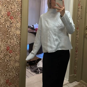 Ljusblå stickad tröja från & other stories  - Stickad tröja i ljusblå färg  Från & other stories  Lite nopprig  Storlek M