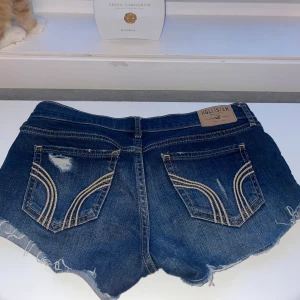 Hollister shorts💙 - Säljer mina hollister shorts💙 kappt använda inget slitage köpta för 500kr och i nyskick💕 skriv om fler frågor!💕💕