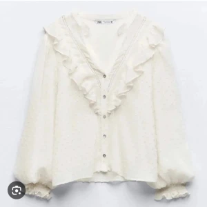 zara blus - säljer denna zara blus i bra skick, den är superfin nu till sommaren.  Storlek M men passar även M/S