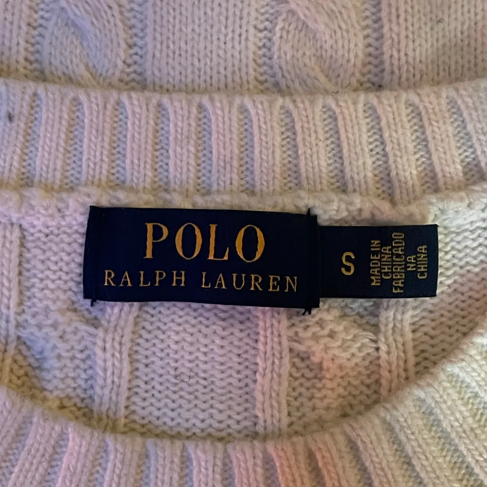 Säljer min polo tröja som är använd 1 gång storlek S Nypris ≈1500kr (priset kan diskuteras). Tröjor & Koftor.