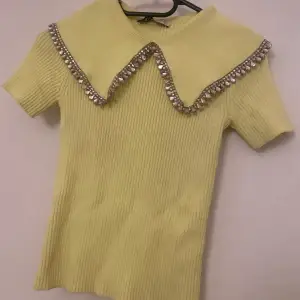 Classy tröja i en grön/gul färg med stenar på  från zara