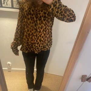 Leopardmönstrad blus By Malene Birger - Blusen är från by malene birger och har kostat 1700 nypris, är som nyskick och använt fåtal ggr, då den är förstor💕💕 men skulle säga att den är s/m. Hör av er vid frågor!