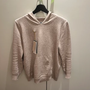 Cashmere Hoddien - Tjena! Vi säljer nu denna riktigt feta 100% cashmere hoddien med tagsen kvar! // 10/10 ändast testad! // Vårt pris: 749 // Vid några funderingar kom pm🙌