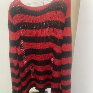 oversized röd svart randig luftig tröja som är använd ett få antal gånger 