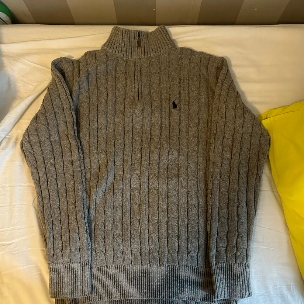Säljer denna fin fina half zip tröja som jag aldrig använde på grund av storlek  Storlek L 699 kr . Tröjor & Koftor.