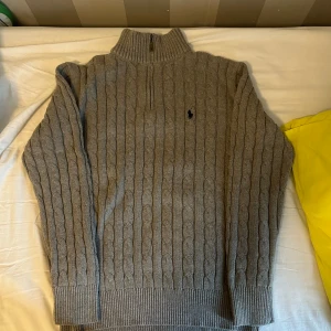 Polo half zip  - Säljer denna fin fina half zip tröja som jag aldrig använde på grund av storlek  Storlek L 699 kr 