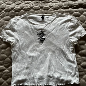 t-shirt  - Croppad tshirt från h&m, knappt använd🩷 passar s-m