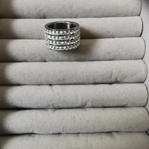 Ring  - Ring i stainless steel med strass  Storl S  Bredd 11 mm  Ask medföljer inte Katt finns i hemmet 