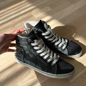 Coola sneakers - Coola sneakers med nitar baktill. Nitarna går att ta bort om man inte vill ha dem. Så bekväma och unika skor