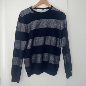 Lacoste sweatshirt! - Tjena! Säljer denna sweatshirten då den blivit för liten för mig! Storlek är S och mycket bra skick! Tveka inte höra av dig vid frågor!