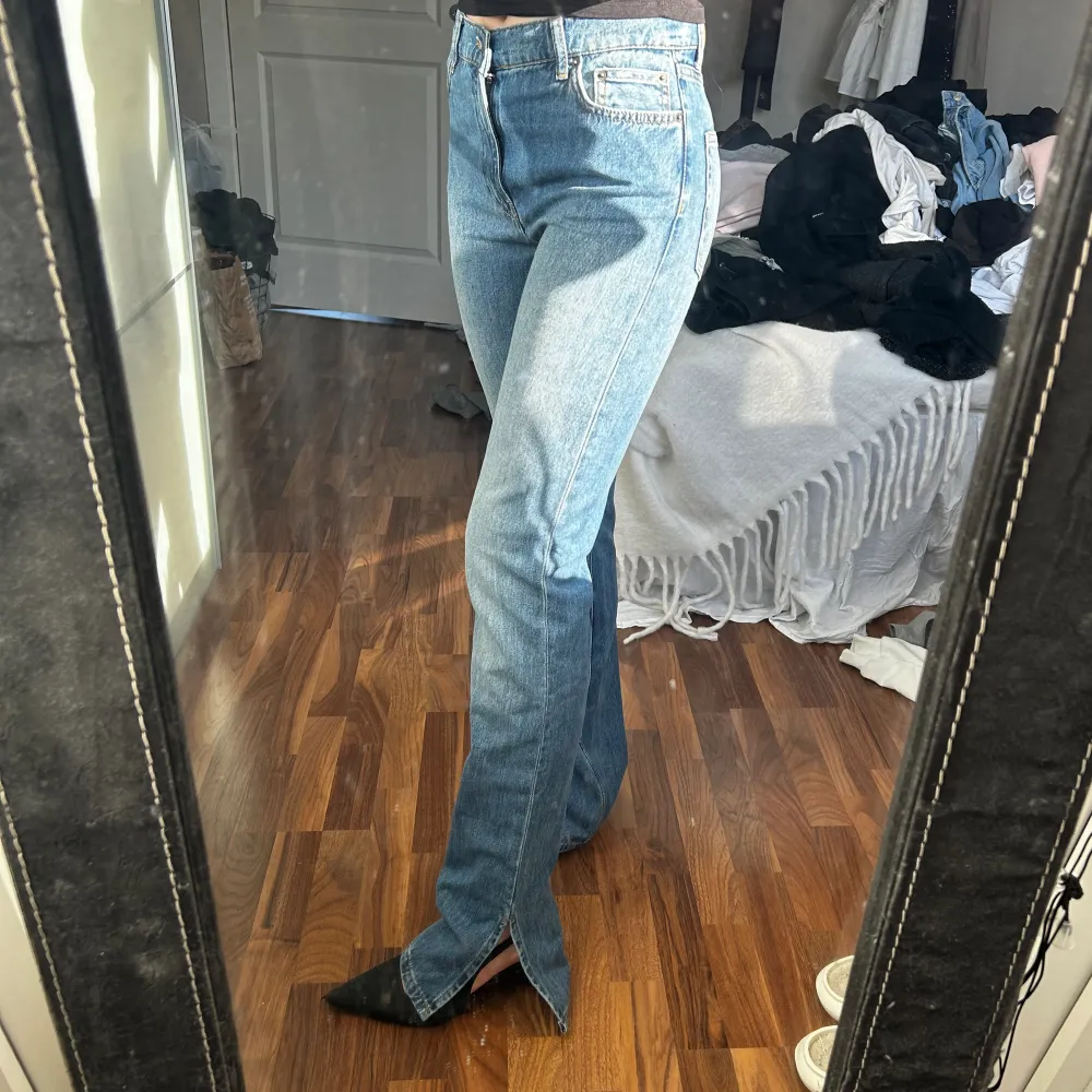 Säljer dessa snygga jeans med slits från Nelly. Aldrig använda🩷 . Jeans & Byxor.