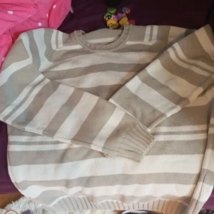 Tröja - Cool randig tröja i bra skick. Om man har xs-s kan man ha den som oversize.