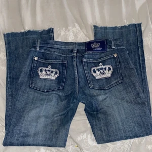 Victoria beckham jeans  - Säljer då de är lite för små på mig. Skulle säga att dem är mer straight än bootcut och dem är cropped. Innerbenslängd-75 midja-40, det är ett insytt hål mellan låren men det är inget man ser när man har på dem😋🔥