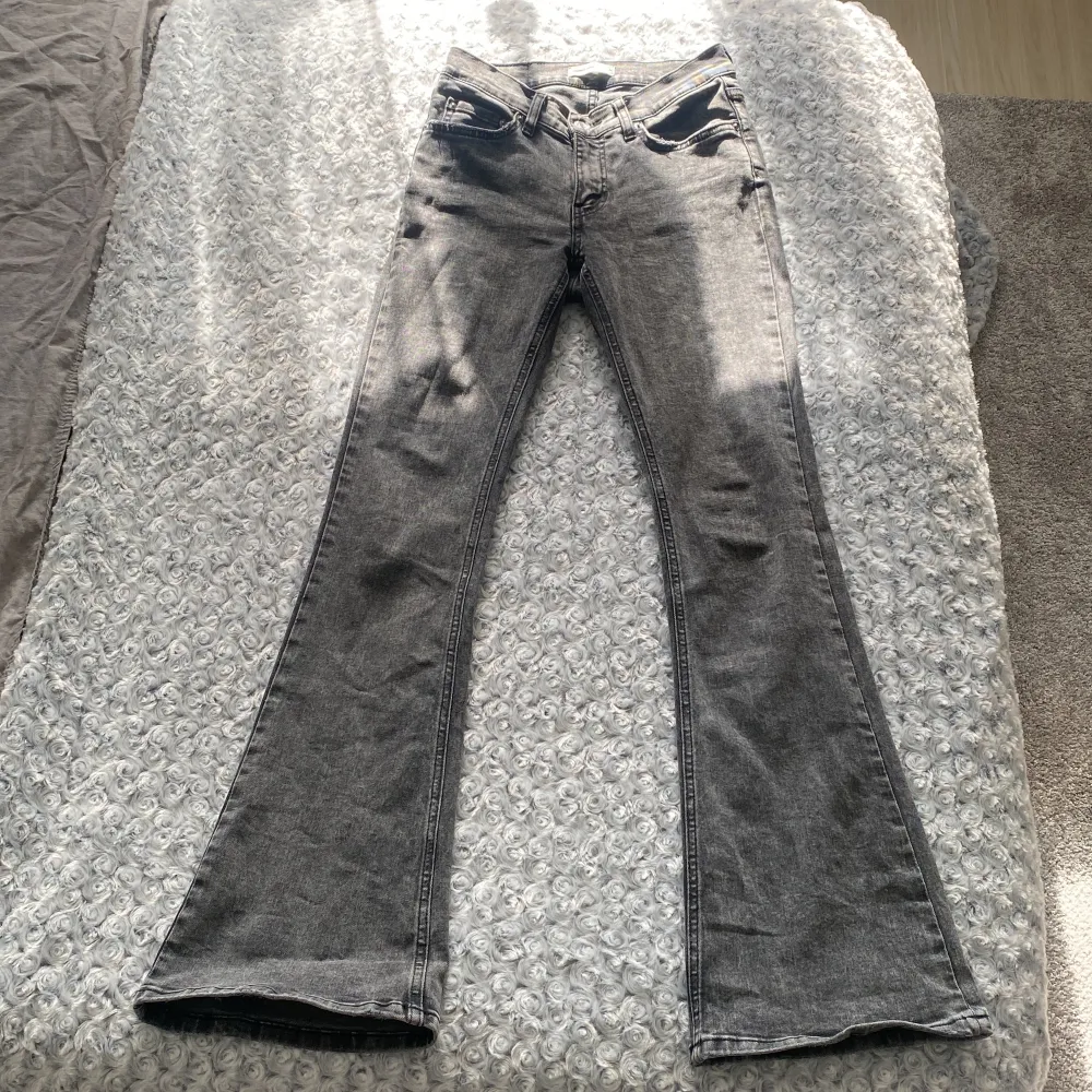 TRYCK INTE PÅ KÖP NU SKRIV PRIVAT FÖRST!🩷Low waist bootcut jeans från Gina tricot, använda fåtal gånger, jättefint skick🩷. Jeans & Byxor.