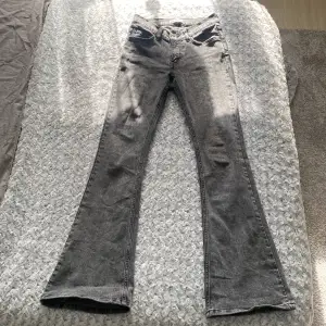 TRYCK INTE PÅ KÖP NU SKRIV PRIVAT FÖRST!🩷Low waist bootcut jeans från Gina tricot, använda fåtal gånger, jättefint skick🩷
